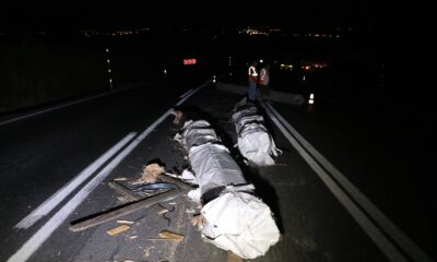 Tırdan dökülen alüminyum çubuklar yolu trafiğe kapattı