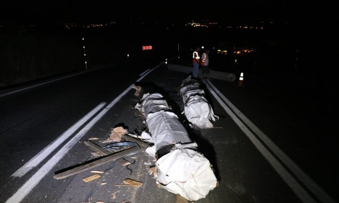 Tırdan dökülen alüminyum çubuklar yolu trafiğe kapattı