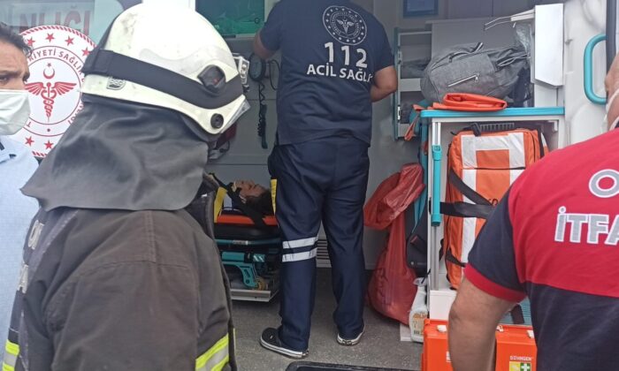 Tırın altında kalmaktan babaları kurtardı