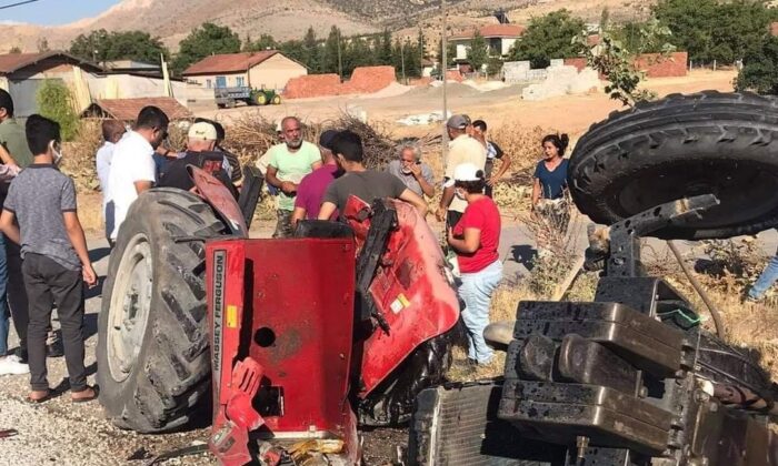 Tırın çarptığı traktör ikiye ayrıldı: 1 ağır yaralı