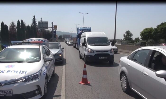 Tırın kasası açıldı, ürünler yola döküldü