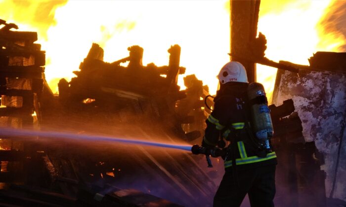 Tonlarca palet yangında kül oldu