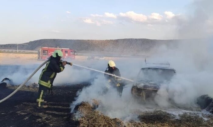 Toprağa saplanan araç araziyi alevlere bıraktı