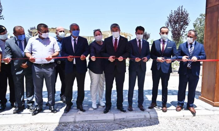 Toprakkale’de “Lalegölü Köy Meydanı” açıldı