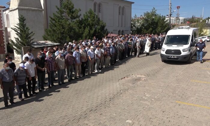 Trafik kazasında bir aile hayatını kaybetti: Öğretmen çift ve iki çocuğu toprağa verildi