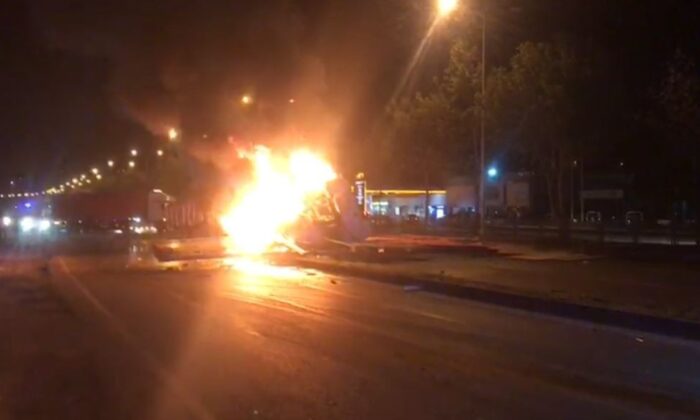 Trafik yön tabelasına çarpan tır böyle patladı