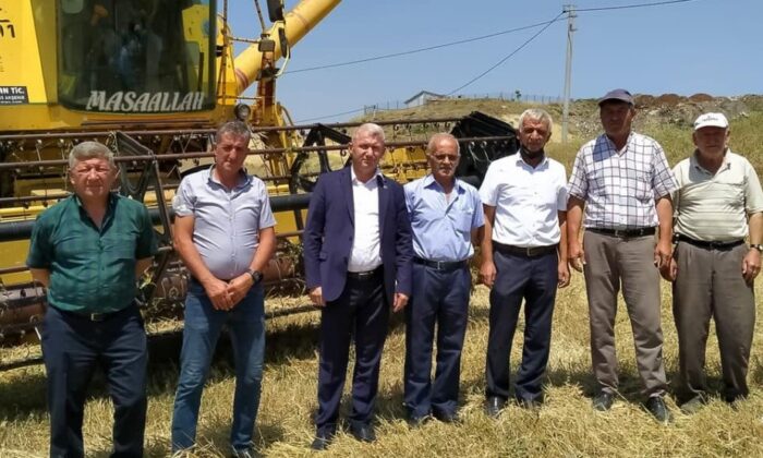 Tunçbilek beldesinde çiftçiler mahsulünü hasat ediyor