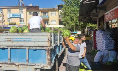 Tunceli’de ‘Hıdıroz’ ismi verilen organik karpuz tezgahlardaki yerini aldı