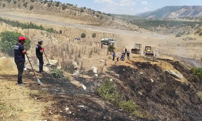 Tunceli’de korkutan yangın: Alevler ormanlık alana sıçramadan kontrol altına alındı