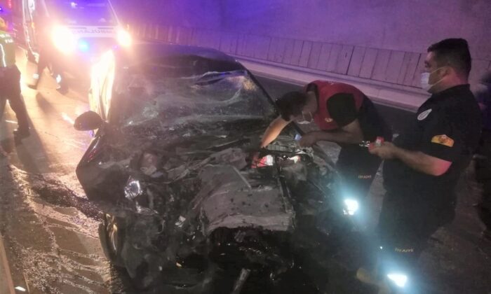 Tünelde otomobil kamyona çarptı: 1 ölü