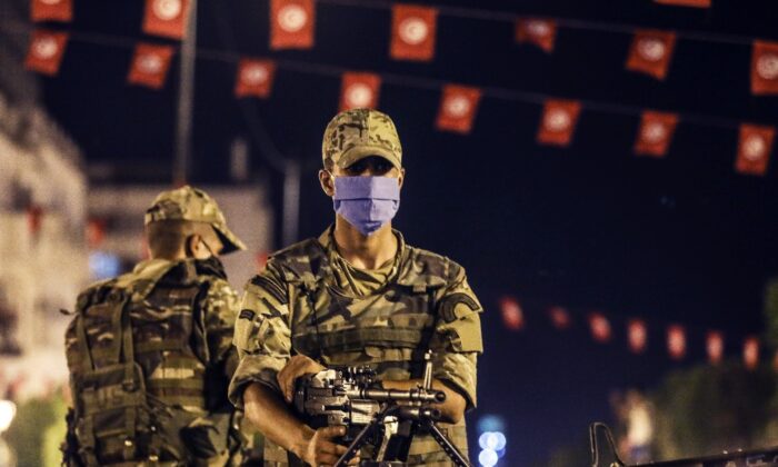 Tunus’ta 1 ay süreyle sokağa çıkma yasağı ilan edildi