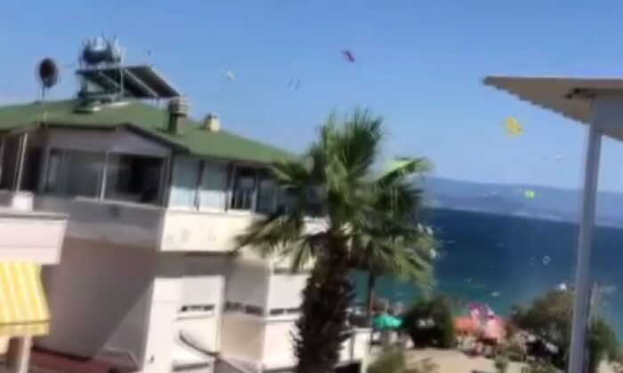 Turistik beldede oluşan hortum sahili birbirine kattı, 3 kişi yaralandı