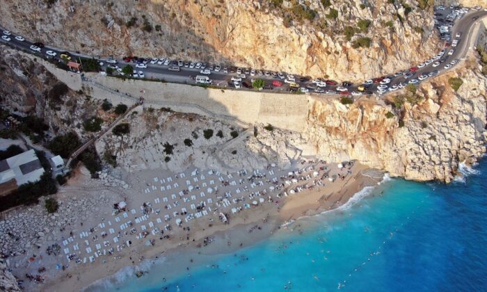 Turkuaz renkli denizi, altın sarısı kumu ile tatilin gözdesi oldu