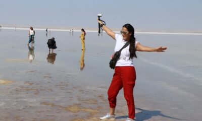 Tuz Gölü’nde yürüme turizmi bayramda da sahillerdeki yoğunluğu aratmadı