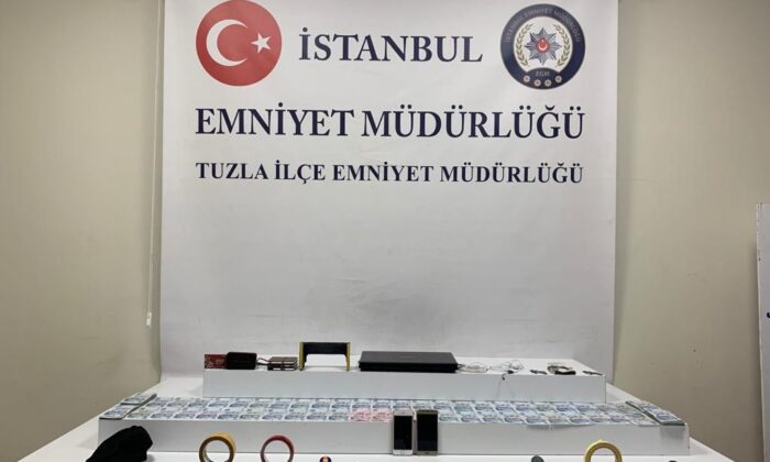 Tuzla’da ATM cihazında kart kopyalayan hırsızlar polisten kaçamadı