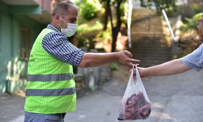 Tuzla’da ihtiyaç sahibi ailelere 5 ton kurban eti dağıtıldı