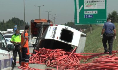 Tuzla’da lastiği patlayan araç bariyerlere daldı: 1 yaralı
