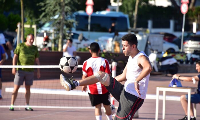 Tuzlalı sporseverler ayak tenisi turnuvasında bir araya geldi