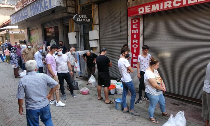 Ücretsiz olunca metrelerce kuyruk oluştu