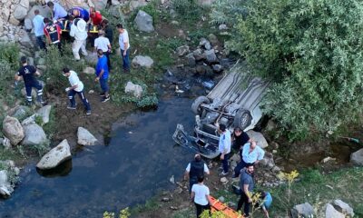 Uçuruma yuvarlanan araçtan 3 kişi yaralı kurtuldu