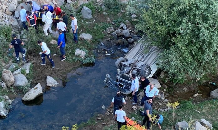 Uçuruma yuvarlanan araçtan 3 kişi yaralı kurtuldu