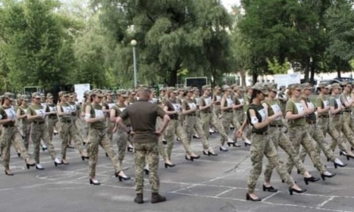 Ukrayna’da kadın askerlere topuklu ayakkabı giydirilmesine tepki yağdı