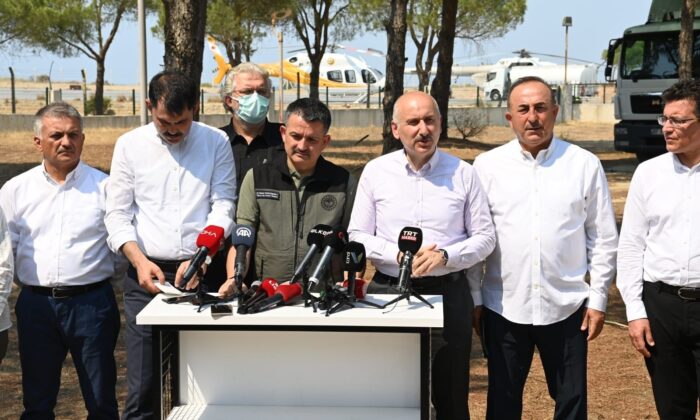 Ulaştırma Bakanı Karaismailoğlu: “İnşallah en kısa zamanda tüm yangınları söndürme çabası içerisindeyiz”