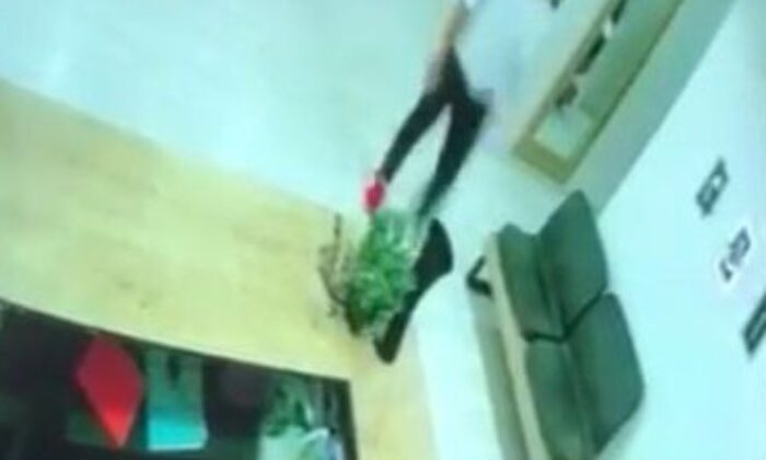 Ümraniye’de kuaförde hırsızlık kamerada