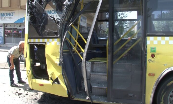 Ümraniye’de özel halk otobüsü ile kamyon çarpıştı: 1 yolcu yaralandı