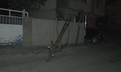 Ümraniye’de üzerinde iş makinesi taşıyan tır elektrik tellerini kopardı