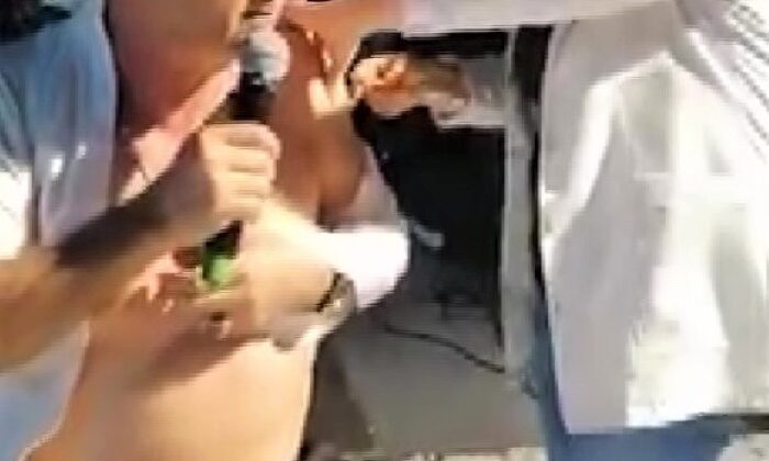 Ünlü sanatçı sahnede korona virüs aşısı oldu