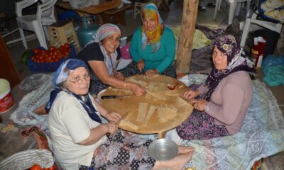 Unu süt ve yumurtayla hamur haline getirip ince ince kesiyor rüzgarda kurutuyorlar