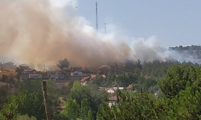 Uşak’ta orman yangını köyü tehdit ediyor