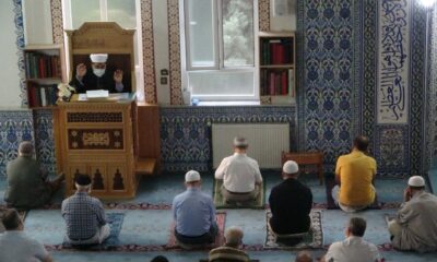 Uşak’ta sosyal mesafeli bayram namazı kılındı