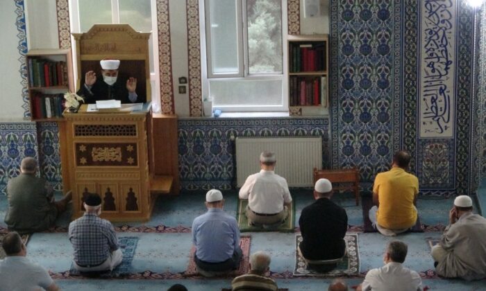 Uşak’ta sosyal mesafeli bayram namazı kılındı