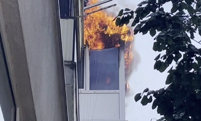 Üsküdar’da 3 katlı apartmandaki evin alev alev yandığı anlar kamerada