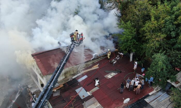 Üsküdar’da çatı katında yangın: Anne ve 2 çocuğu mahsur kaldı