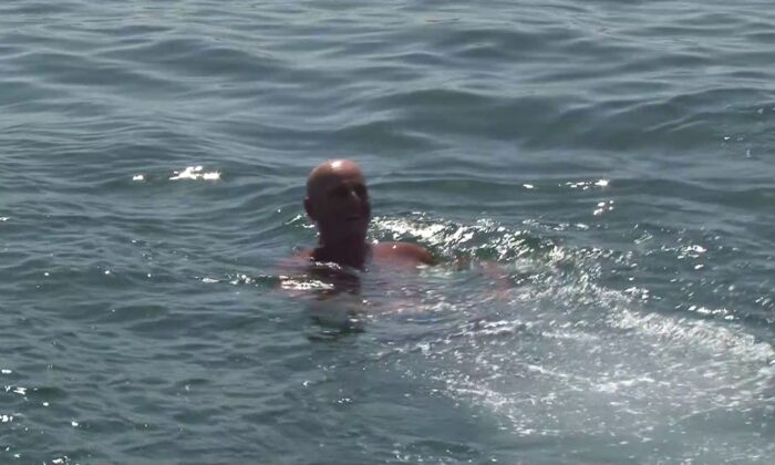 Üsküdar’da güneşten korunmak için kafasına cerrahi maske taktı