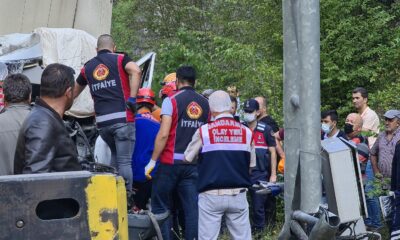 Uyarı tabelasına çarptı, sıkışarak hayatını kaybetti