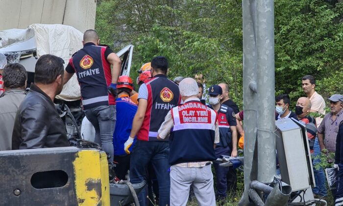 Uyarı tabelasına çarptı, sıkışarak hayatını kaybetti