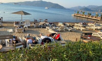 Uyarıları dikkate almayan turistler sahilde uyuyor