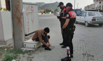 Uyuşturucunun etkisindeki gencin yardımına polis koştu