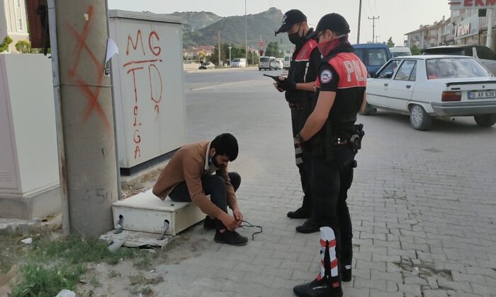 Uyuşturucunun etkisindeki gencin yardımına polis koştu