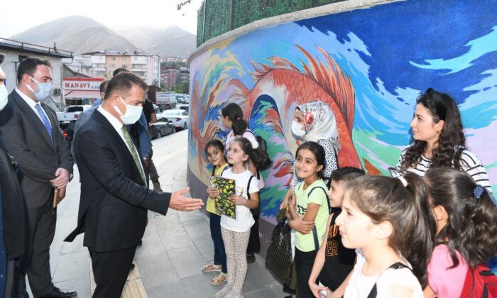 Vali Akbıyık, 20 binin üzerinde kitap dağıttı