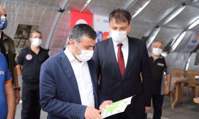 Vali Atay afet farkındalık çadırı gezdi