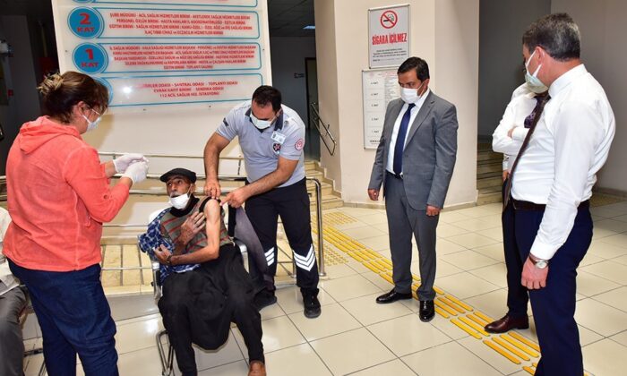 Vali Baruş, yaşlı şahsın 2’nci doz aşısını yaptırdı