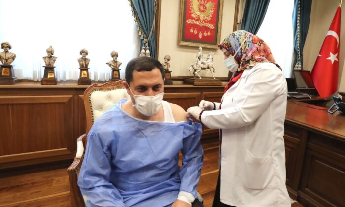 Vali Masatlı 3. doz hatırlatma aşısını yaptırdı