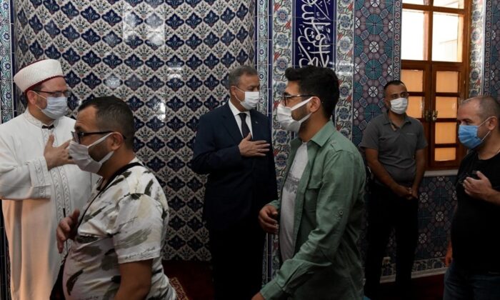 Vali Su, vatandaşlarla bayramlaştı