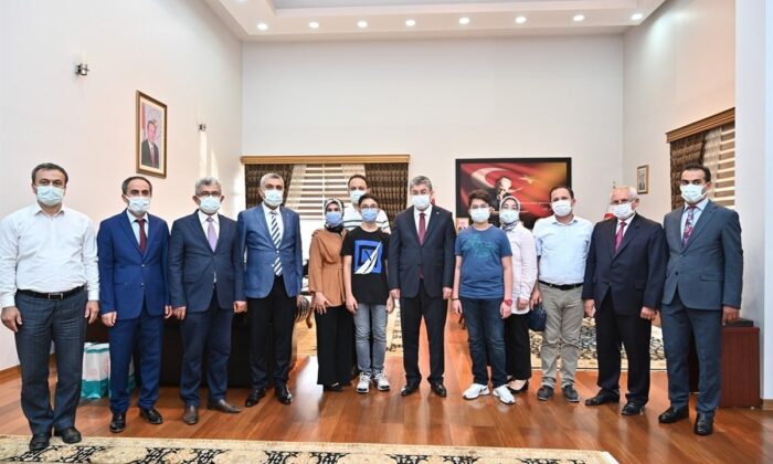 Vali Yılmaz, LGS birincilerini ödüllendirdi