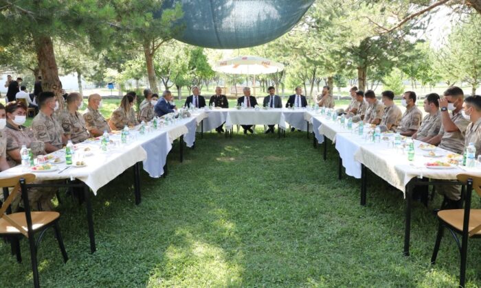 Validen görev başındaki personele bayram ziyareti